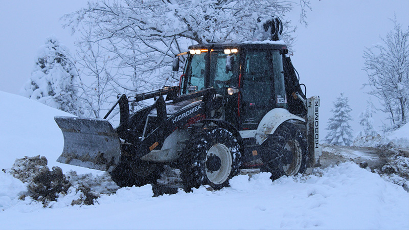 Kastamonu’da kar nedeniyle kapanan köy yollarının açılması için İl Özel