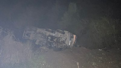 Karabük’ün Yenice ilçesinde beton mikserinin yaklaşık 150 metrelik uçuruma yuvarladığı