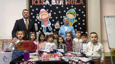 Karabük Belediyesi Atatürk Mahallesi KAMER’de, yarıyıl karnelerini alan Öğretmen Perihan