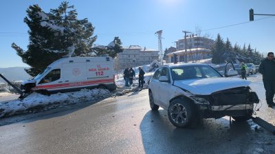 Karabük’te cip ile çarpışan ambulanstaki 2 sağlık çalışanı yaralandı. B.B.