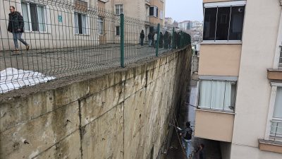 Karabük’te apartmanın istinat duvarının çökme riskine karşı 5 daire tahliye