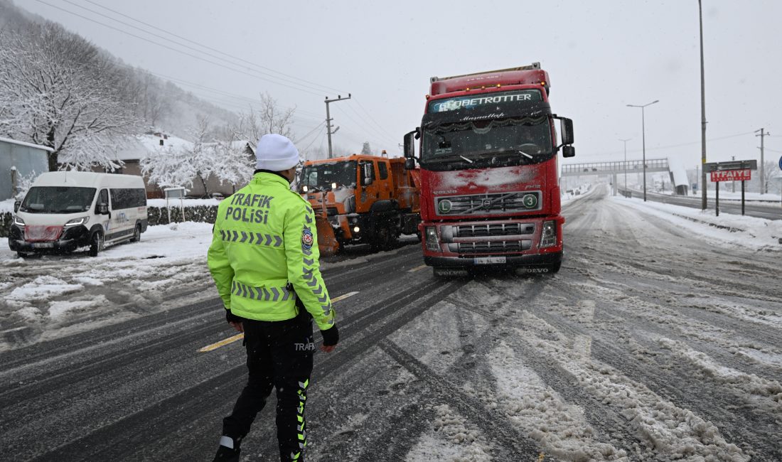 D-100 kara yolunun Bolu Dağı geçişi Ankara istikametinde, kar yağışı