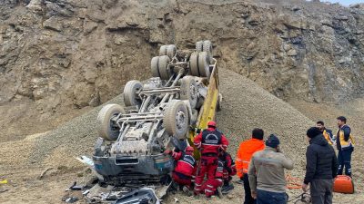 Bartın’da hafriyat dökümü yaparken devrilen kamyonun şoförü hayatını kaybetti. Gürgenpınarı