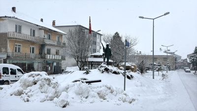 Karabük’te kar yağışı etkili oluyor. Kent merkezi ile Safranbolu ilçesinde