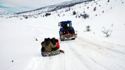 Kastamonu’da köyde yaşayan gençler, kar yağışının ardından traktörün arkasına bağladıkları