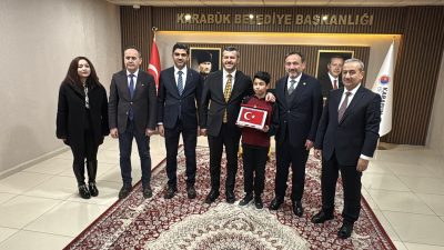 Karabük’te okula giderken İstiklal Marşı’nın okunduğunu duyunca kar yağışı altında