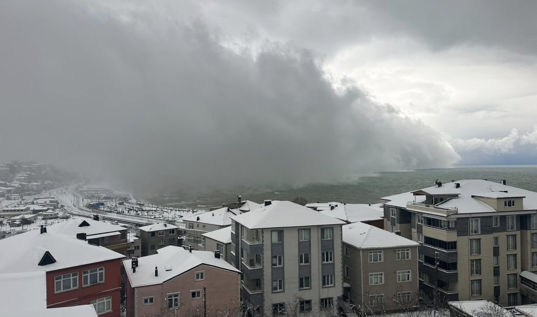 Zonguldak’ta etkili olan yoğun kar yağışı, Alaplı ilçesinde fırtınaya dönüştü.
