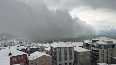 Zonguldak’ta etkili olan yoğun kar yağışı, Alaplı ilçesinde fırtınaya dönüştü.