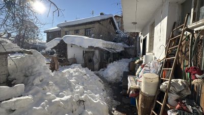 Karabük’te 80 yaşındaki yaşlı kadın, evinin arka bahçesinde donmuş halde