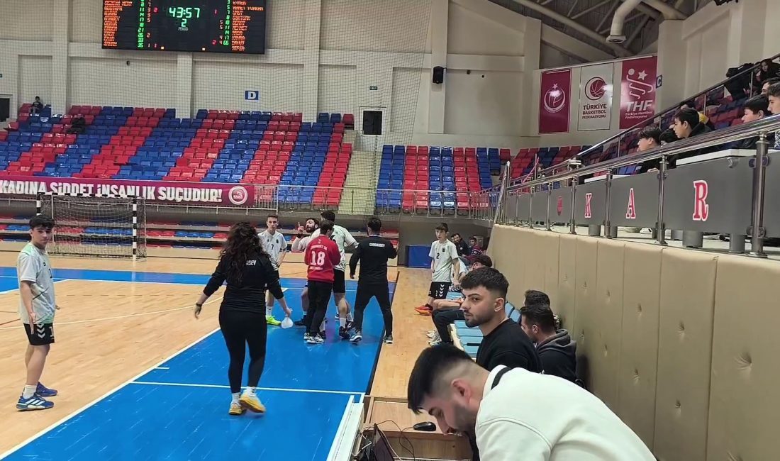 Karabük’te oynanan hentbol müsabakasında oyuncu hakeme saldırmaya çalıştı, kırmızı kartla