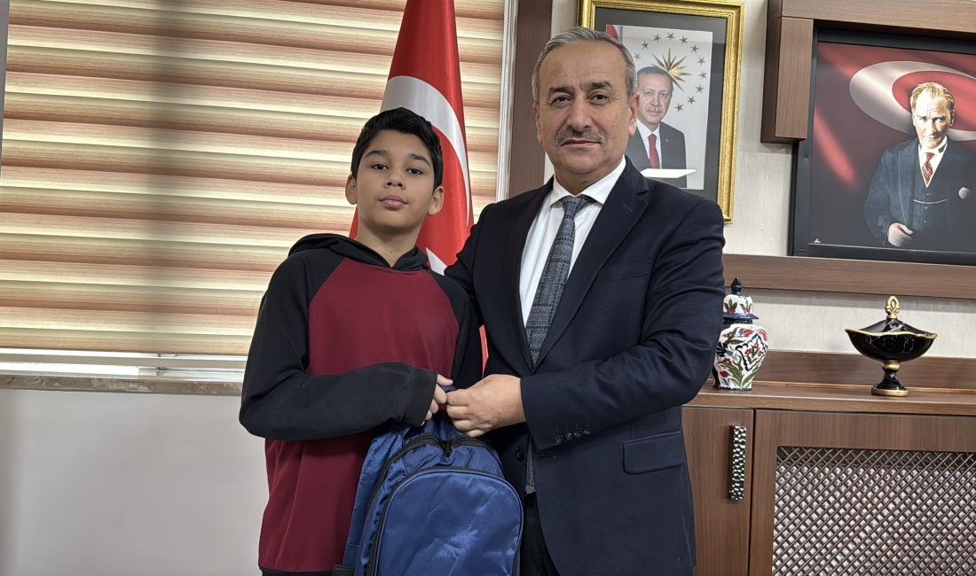 Karabük’te okula giderken İstiklal Marşı’nın okunduğunu duyan ve kar yağışı