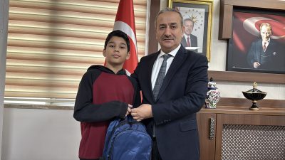 Karabük’te okula giderken İstiklal Marşı’nın okunduğunu duyan ve kar yağışı