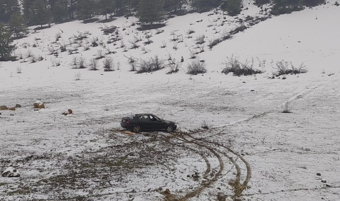 Karabük’te kontrolden çıkan otomobilin boş araziye uçarak takla attığı kazada