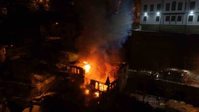 Karabük’ün Safranbolu ilçesinde yaklaşık 200 yıllık tarihi konak, çıkan yangında