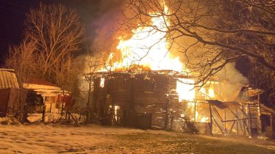 Karabük’ün Eflani ilçesinde çıkan yangında alevlere teslim olan iki katlı