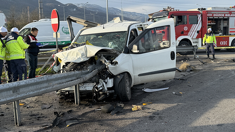 Anadolu Otoyolu’nun Düzce geçişinde bariyere saplanan hafif ticari araçtaki 2