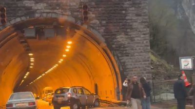 Karabük’te tünel içerisinde iki otomobilin çarpışması sonucu meydana gelen kazada