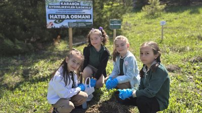 Karabük‘te ilkokul öğrencileri, Kahramanmaraş’taki okul saldırısında hayatını kaybeden öğretmen Ayla