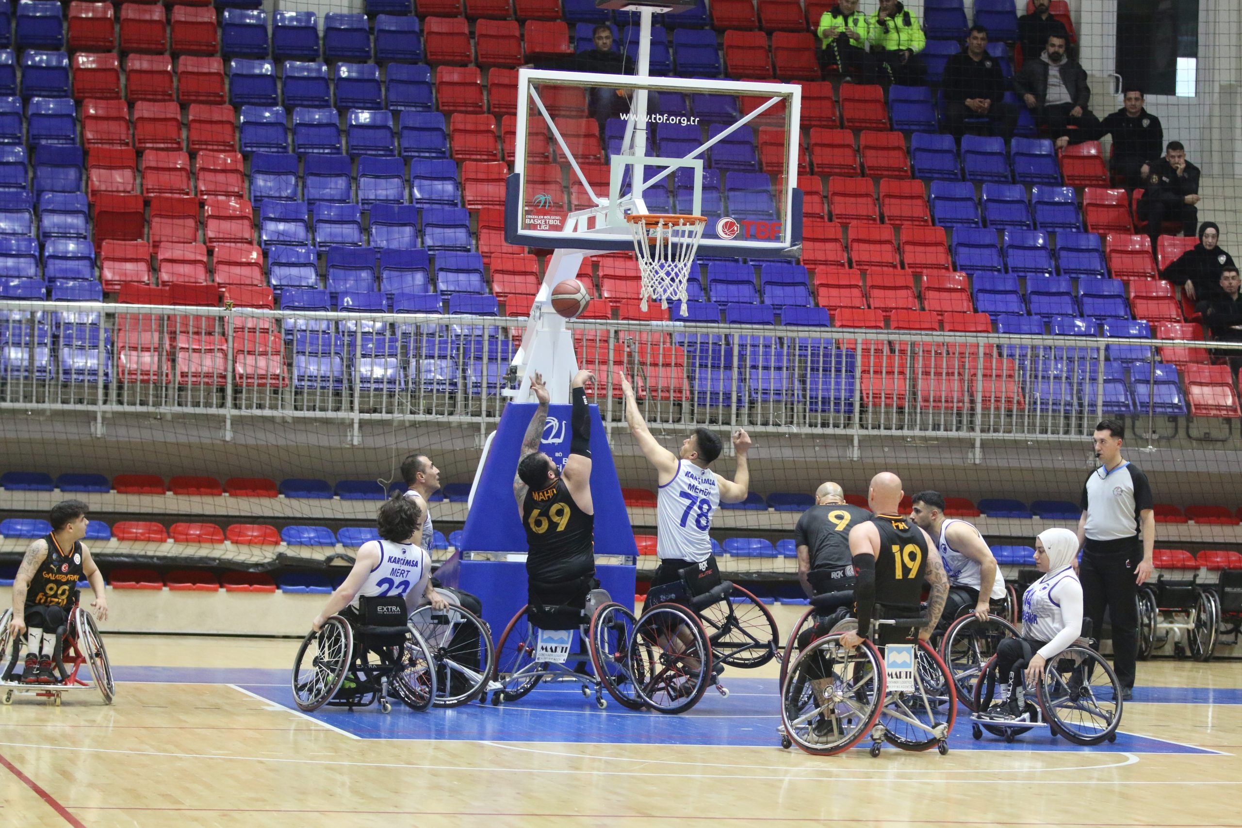 Tekerlekli Sandalye Basketbol Süper Ligi’nde mücadele eden Karabük Demir Kartal Spor Kulübü,