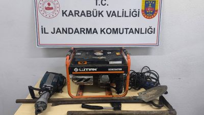 Karabük‘te jandarma ekiplerince düzenlenen iki ayrı operasyonda kaçak kazı malzemeleri