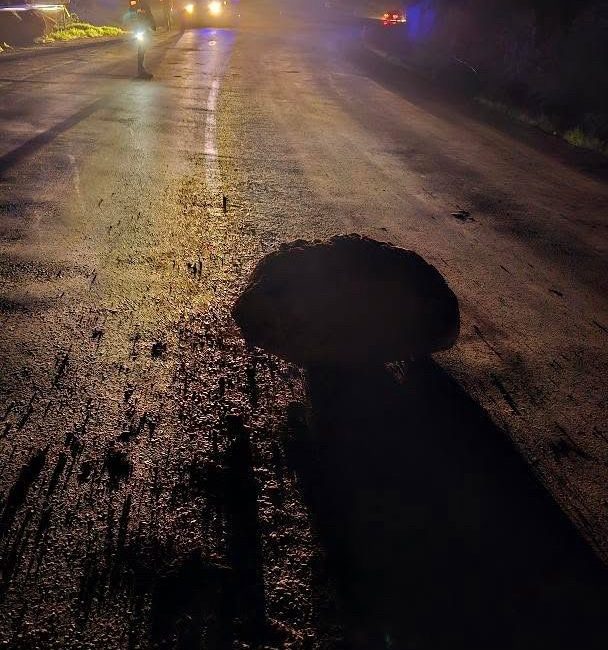 Karabük-Yenice kara yoluna yamaçtan kopan kaya parçalarının düşmesi sonucu bir