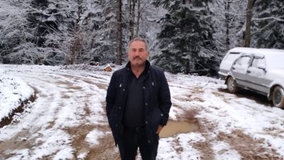 Karabük’ün Yenice ilçesinde ormanlık alanda ağaç kesimi sırasında devrilen ağacın