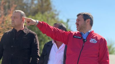 Karabük Belediye Başkanı Özkan Çetinkaya, mahalle gezileri sırasında uğradığı parkta yere