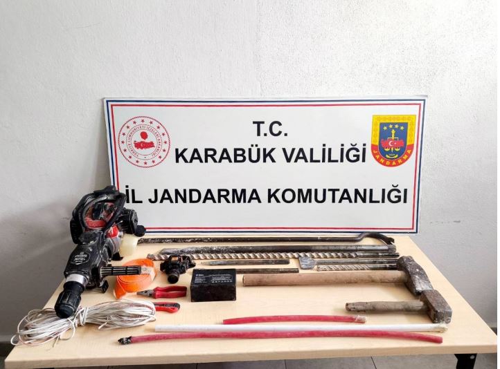 Karabük’te jandarma ekipleri tarafından gerçekleştirilen operasyonlarda uyuşturucu madde ile izinsiz