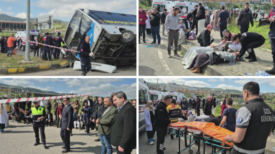 Bartın Üniversitesi önünde yolcu dolu halk otobüsünün bir otomobilin üzerine devrilmesi