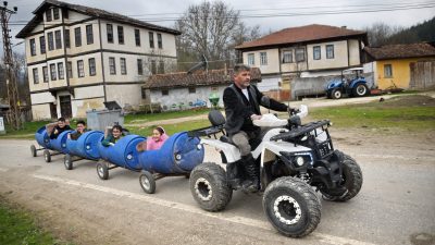 Kastamonu‘nun Daday ilçesine bağlı Boyalılar köyünün muhtarı Mehmet Kılıç, plastik