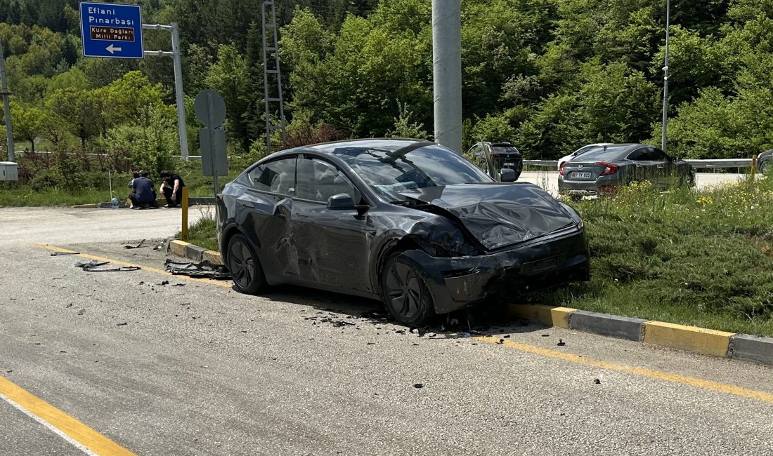 Karabük‘ün Safranbolu ilçesinde iki otomobilin çarpışması sonucu biri ağır 4