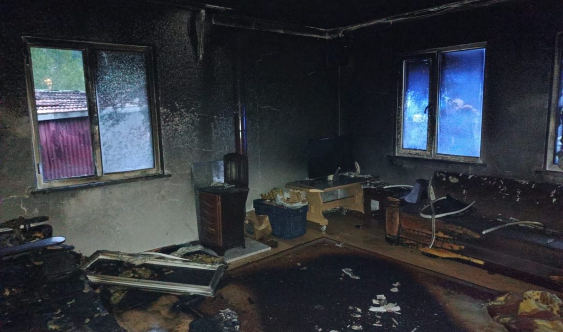 Kastamonu‘nun Çatalzeytin ilçesinde sobayı yakmak için kullanılan benzin bidonu patladı.