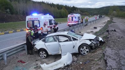 Kastamonu’da lastiğinin patlaması neticesinde takla atan otomobildeki 4 kişi yaralandı.
