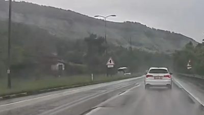 Karabük‘te sağanak yağış sonrası kayganlaşan yolda kontrolden çıkan yolcu otobüsünün