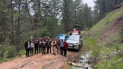 Karabük’ün Eskipazar ilçesinde orman yolunda çamura saplanarak mahsur kalan ailenin