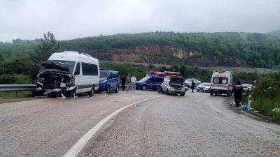 Karabük‘ün Safranbolu ilçesinde minibüsle otomobilin çarpışması sonucu 6 kişi yaralandı.
