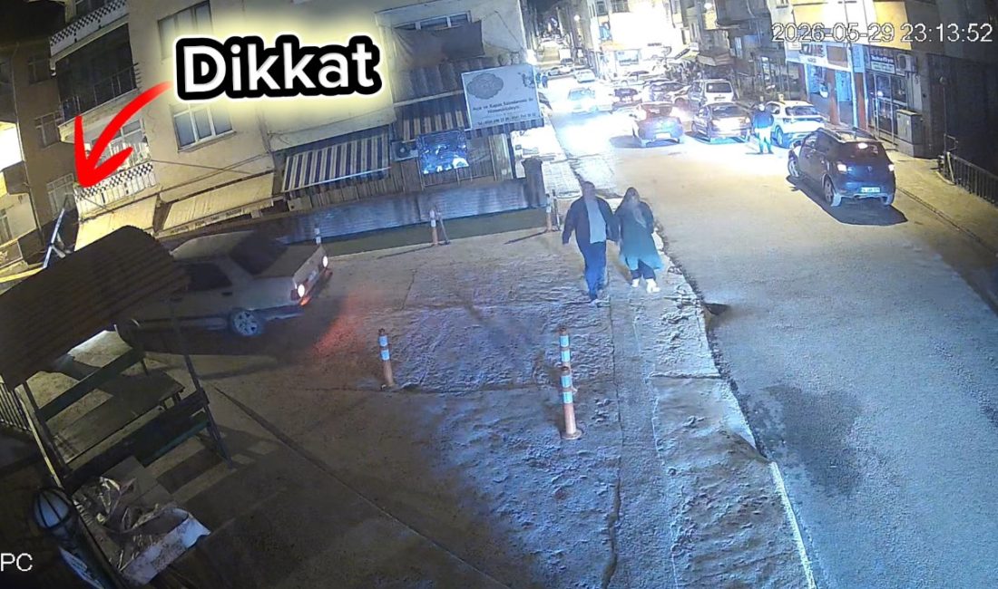 Yenice Belediye Başkanı Sertaş Karakaş, belediye hizmet binası girişinde bulunan