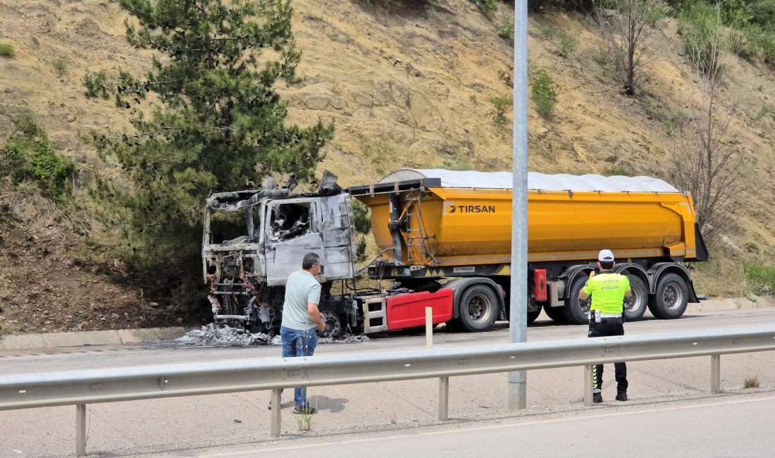 Karabük‘ün Eflani ilçesinden yüklediği cam madenini Ankara’ya götüren tır, Karabük-Eskipazar kara