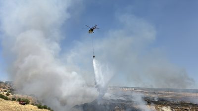Karabük'ün Safranbolu ilçesinde yakılan anız ateşinden çıkan yangına ekipler müdahale