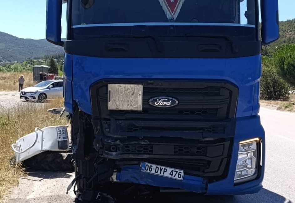 Karabük'te tırla çarpışan traktörün sürücüsü ağır yaralandı.