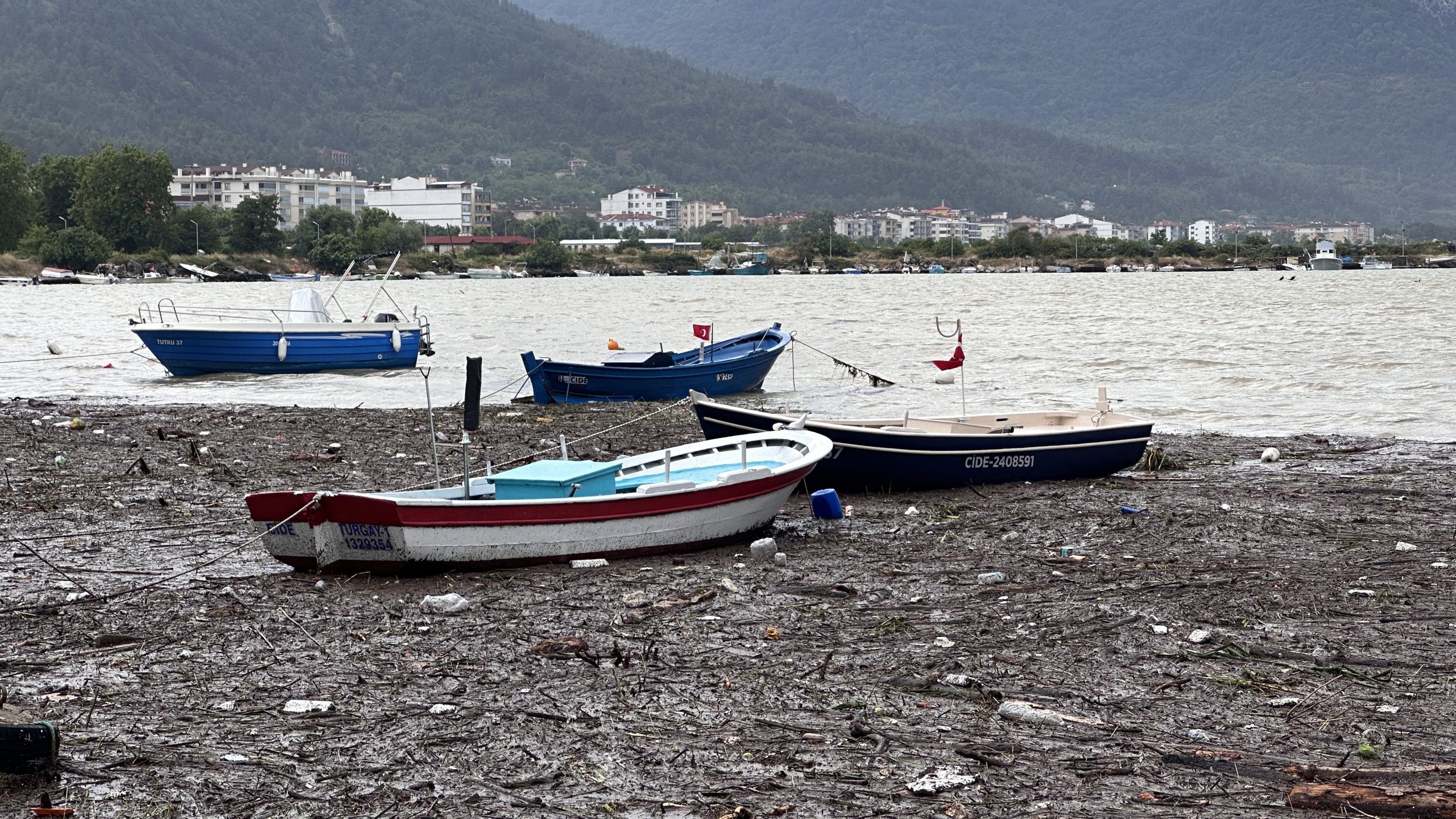 Kastamonu'nun Cide ilçesindeki Cide Limanı ile Balıkçı Barınağı su taşkınları