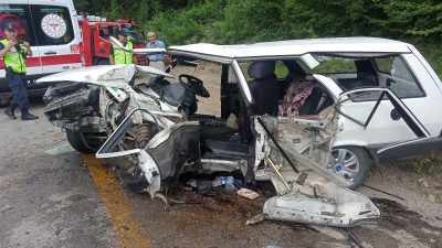Karabük-Bartın kara yolunda tırın dorsesinin karşı şeride geçerek otomobile çarpması
