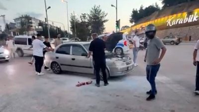 Karabük'te trafik ışıklarında beklediği sırada motor bölümünden dumanlar yükselen otomobilde
