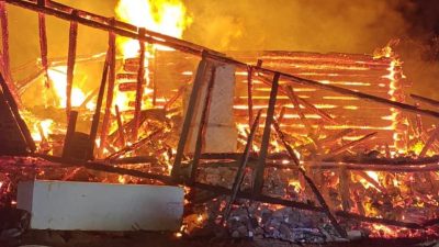 Kastamonu'nun İnebolu ilçesinde çıkan yangında 5 kişilik ailenin yaşadığı ev