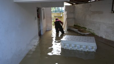 Kastamonu'nun Cide ilçesinde yaşanan selin ardından bölgeye gelen ekipler, vatandaşların