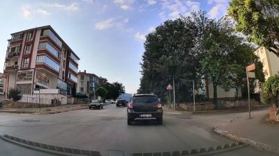 Karabük‘ün Safranbolu ilçesinde hatalı sollama yapan otomobil, araç kamerasınca görüntülendi.
