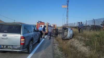 Karabük'ün Eflani ilçesinde kontrolden çıkan otomobilin devrildiği kazada 2 kişi
