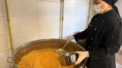 Karabük Belediyesinin aşevi hizmeti kapsamında her gün 250 hanedeki 430 ihtiyaç