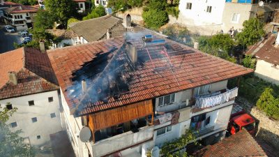 Karabük‘ün Safranbolu ilçesinde 3 katlı evin çatısında çıkan yangın itfaiye