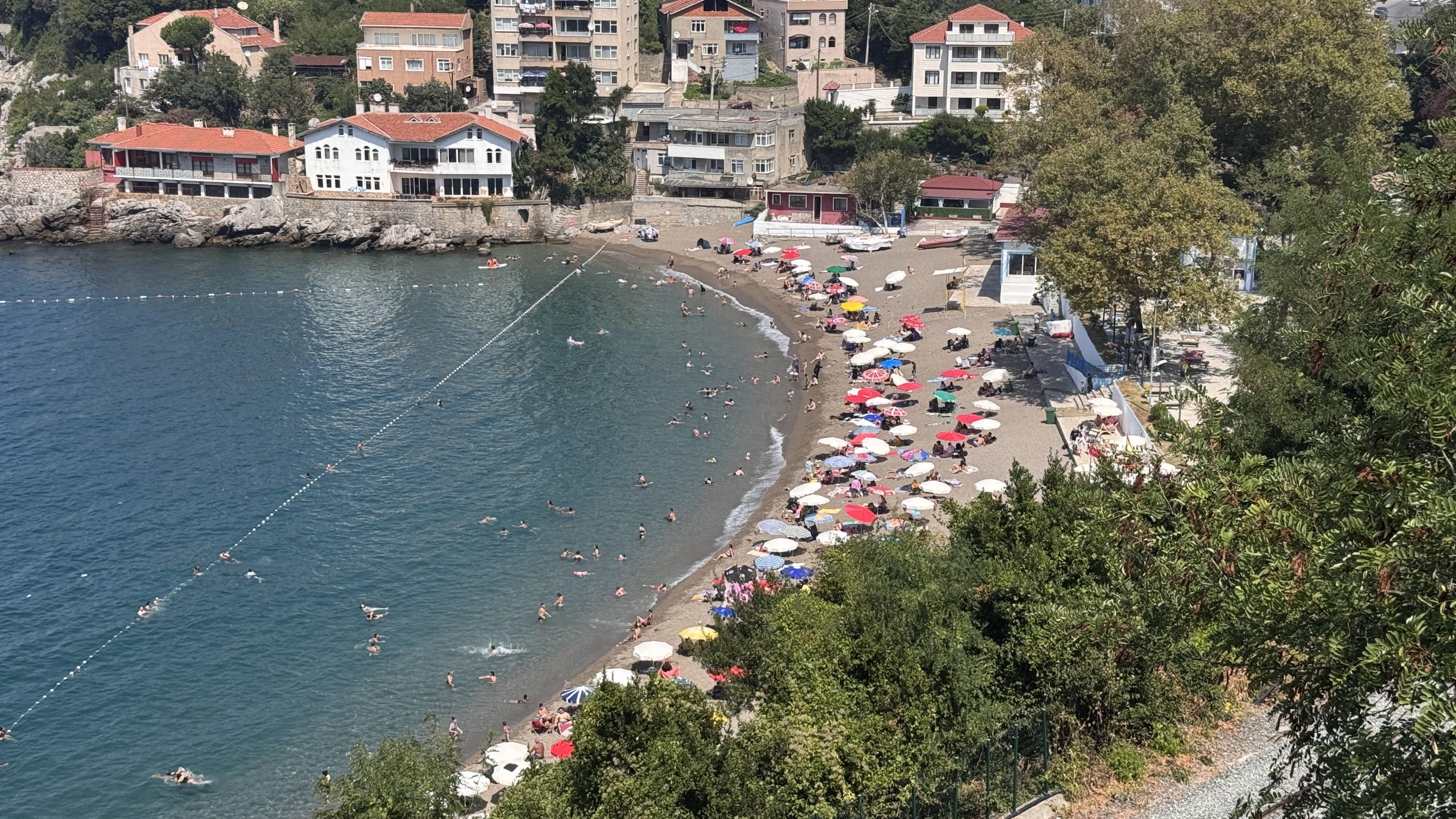 Zonguldak'ta sıcak havadan bunalanlar serinlemek için plajları tercih etti.